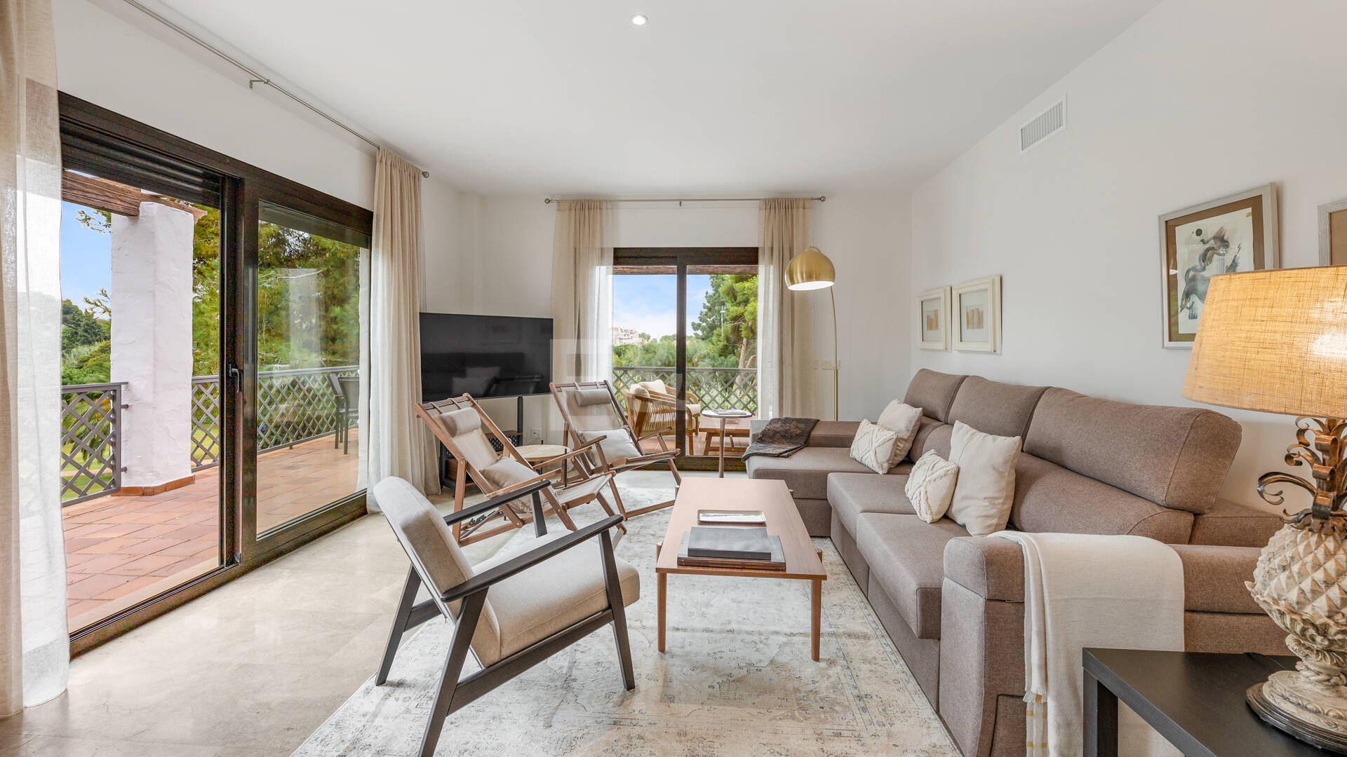 Apartamento en Primera Línea de Golf con Vistas Panorámicas y andando de la Playa – Río Real, Marbella
