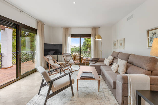 Apartamento en Primera Línea de Golf con Vistas Panorámicas y andando de la Playa – Río Real, Marbella