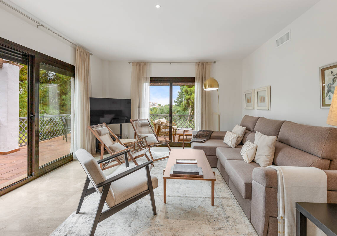 Apartamento en Primera Línea de Golf con Vistas Panorámicas y andando de la Playa – Río Real, Marbella
