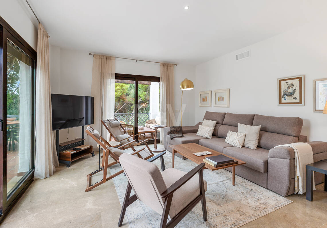 Apartamento en Primera Línea de Golf con Vistas Panorámicas y andando de la Playa – Río Real, Marbella