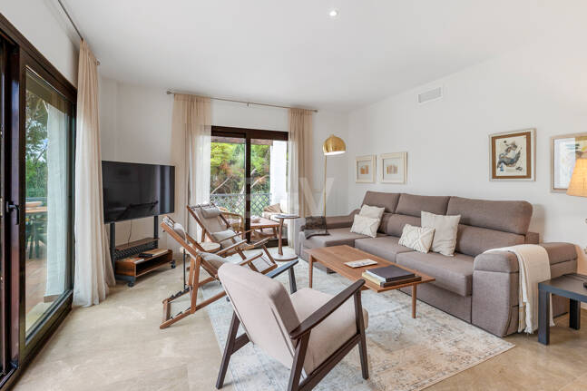 Apartamento en Primera Línea de Golf con Vistas Panorámicas y andando de la Playa – Río Real, Marbella