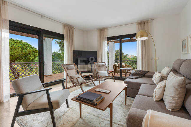 Apartamento en Primera Línea de Golf con Vistas Panorámicas y andando de la Playa – Río Real, Marbella