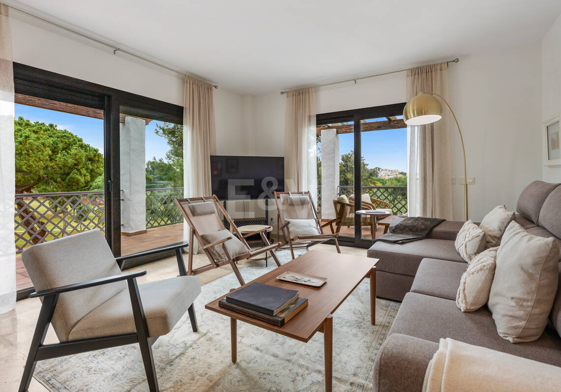 Apartamento en Primera Línea de Golf con Vistas Panorámicas y andando de la Playa – Río Real, Marbella