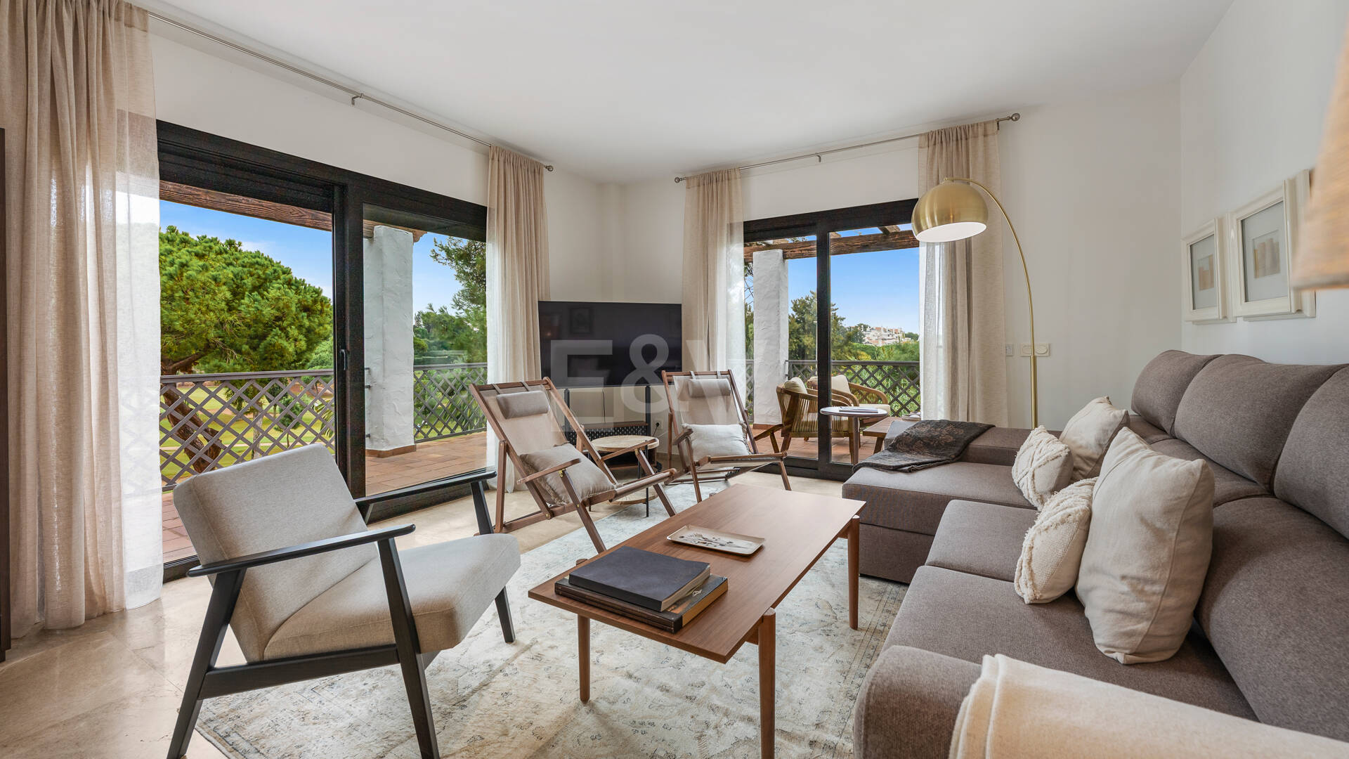 Apartamento en Primera Línea de Golf con Vistas Panorámicas y andando de la Playa – Río Real, Marbella