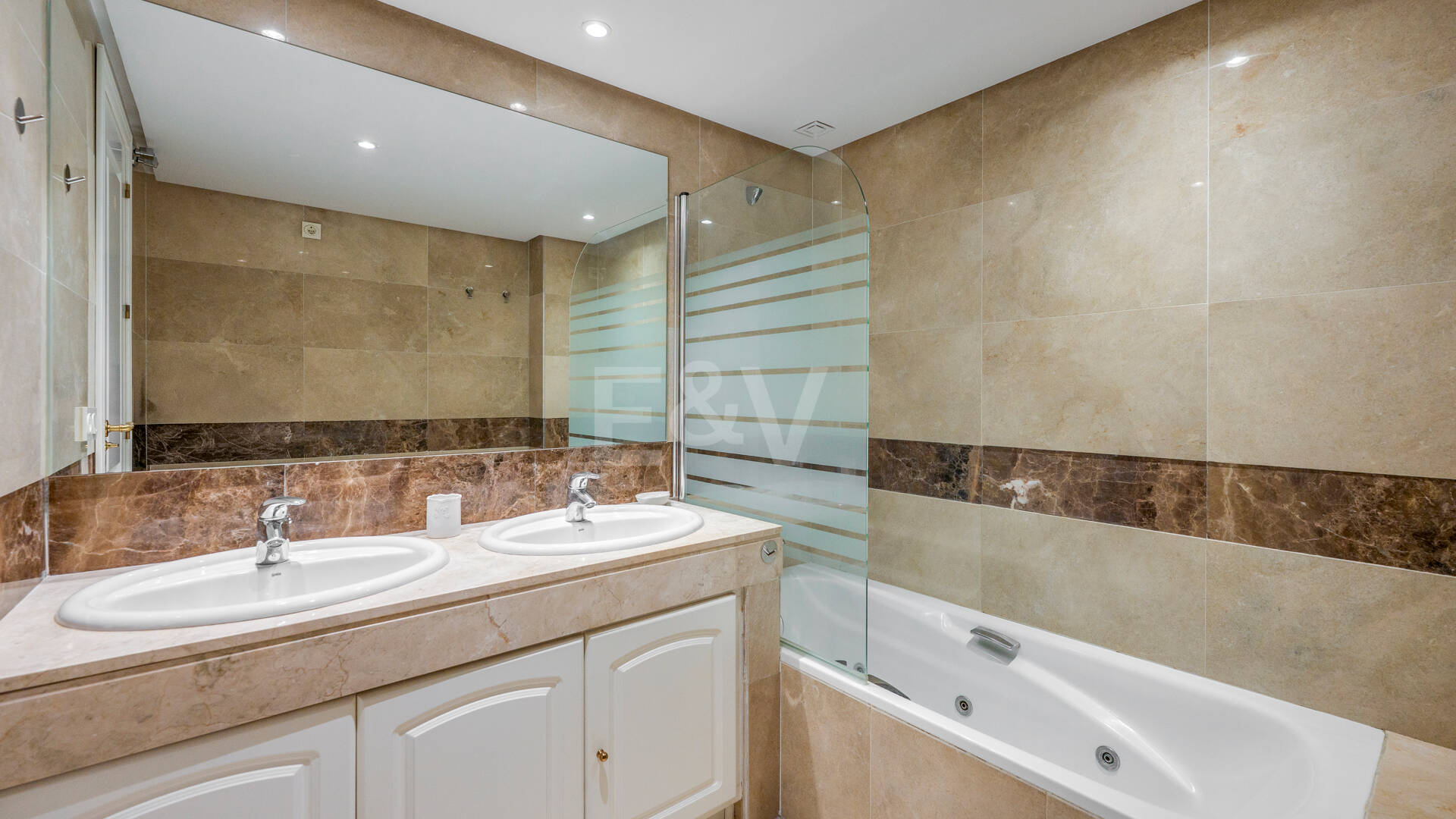Apartamento en Primera Línea de Golf con Vistas Panorámicas y andando de la Playa – Río Real, Marbella