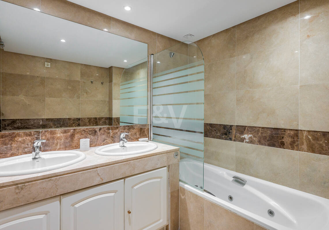 Apartamento en Primera Línea de Golf con Vistas Panorámicas y andando de la Playa – Río Real, Marbella