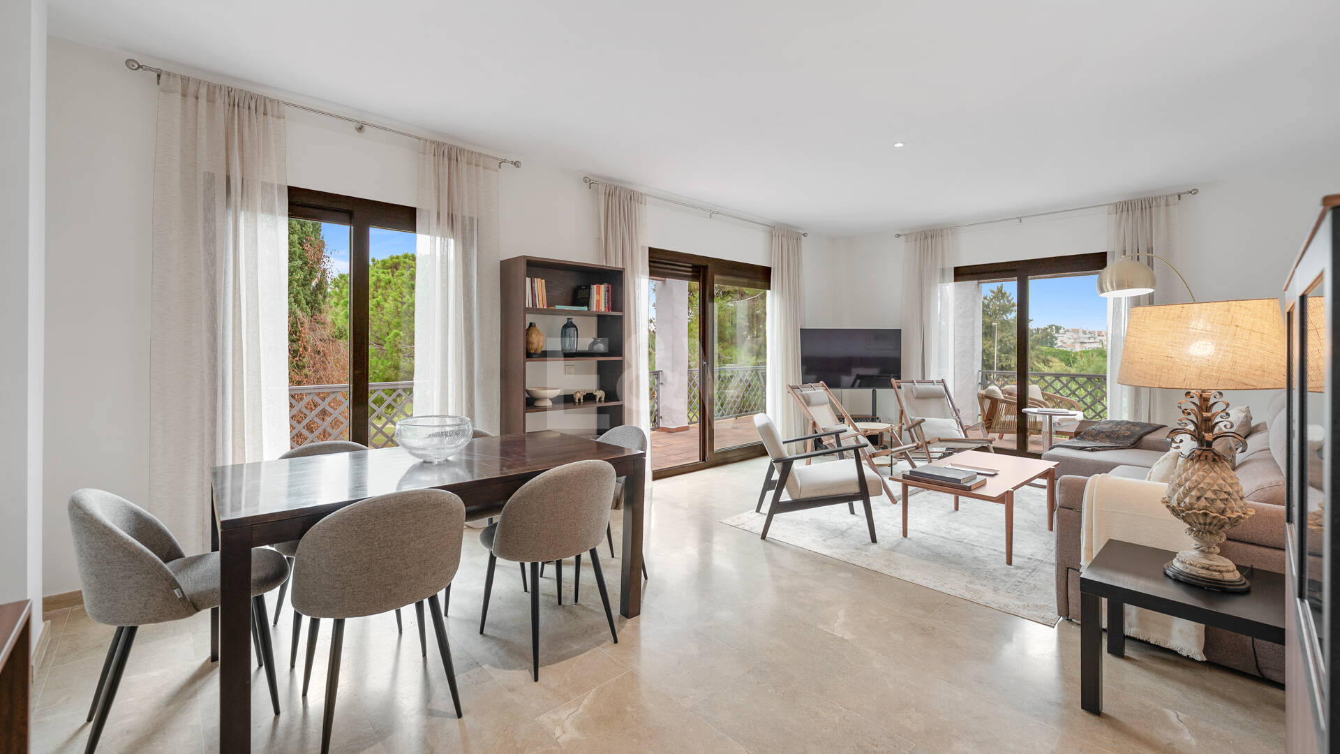 Apartamento en Primera Línea de Golf con Vistas Panorámicas y andando de la Playa – Río Real, Marbella