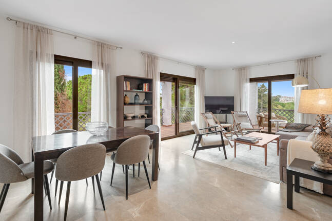 Apartamento en Primera Línea de Golf con Vistas Panorámicas y andando de la Playa – Río Real, Marbella