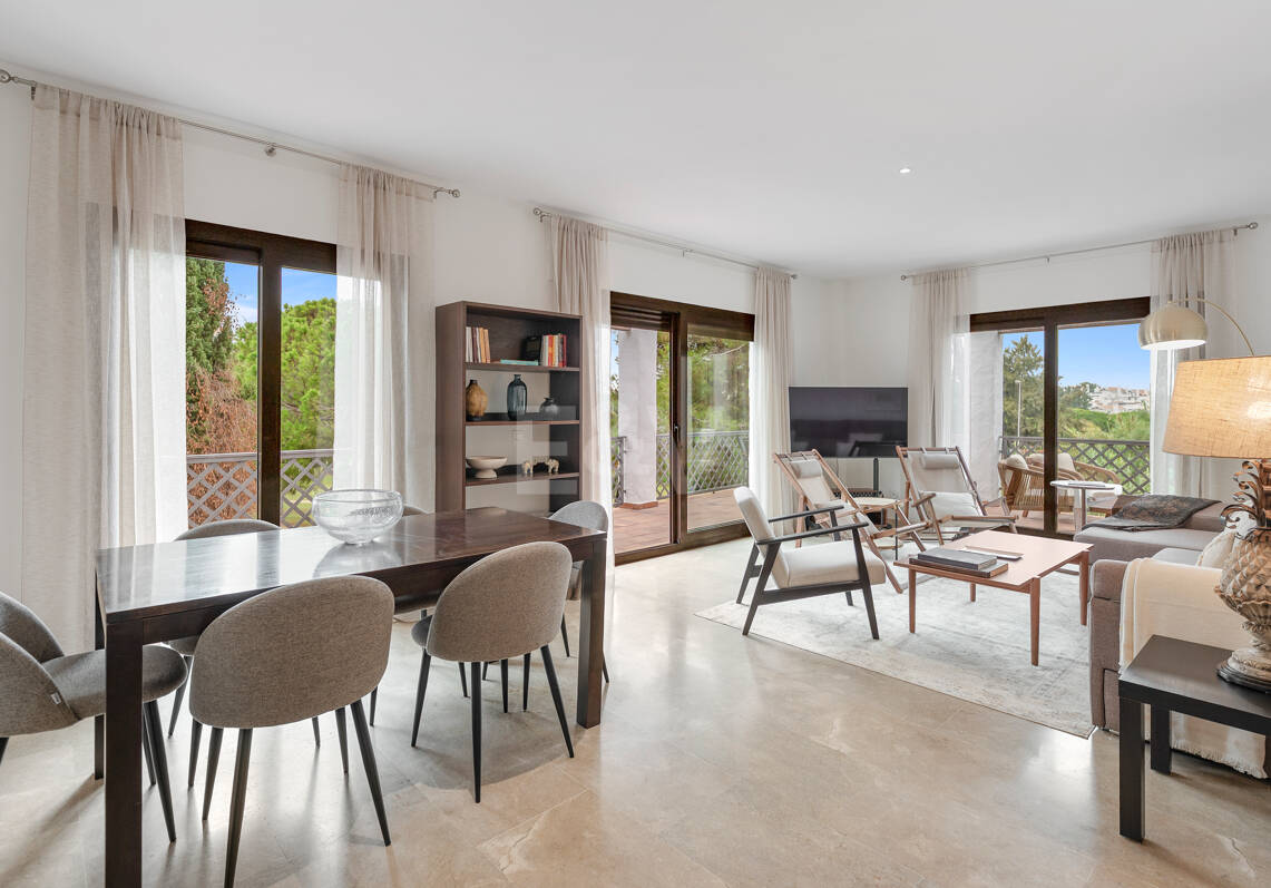 Apartamento en Primera Línea de Golf con Vistas Panorámicas y andando de la Playa – Río Real, Marbella