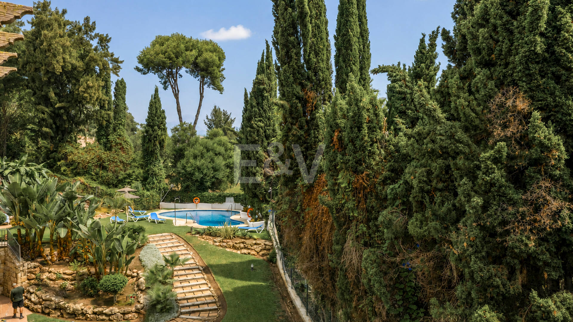 Apartamento en Primera Línea de Golf con Vistas Panorámicas y andando de la Playa – Río Real, Marbella