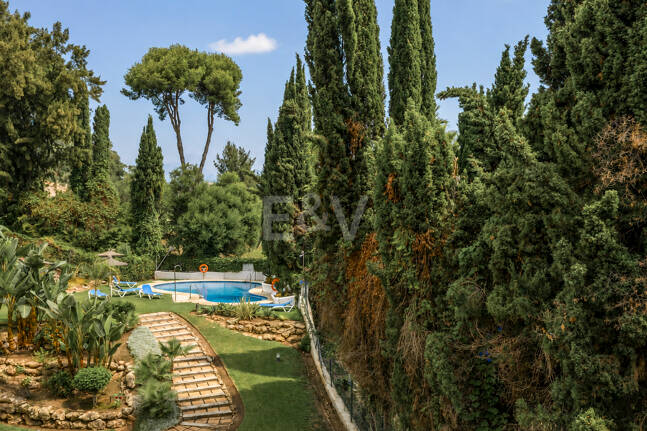 Apartamento en Primera Línea de Golf con Vistas Panorámicas y andando de la Playa – Río Real, Marbella