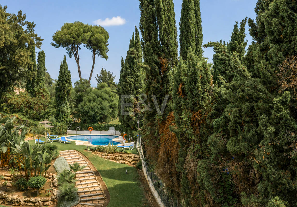Apartamento en Primera Línea de Golf con Vistas Panorámicas y andando de la Playa – Río Real, Marbella