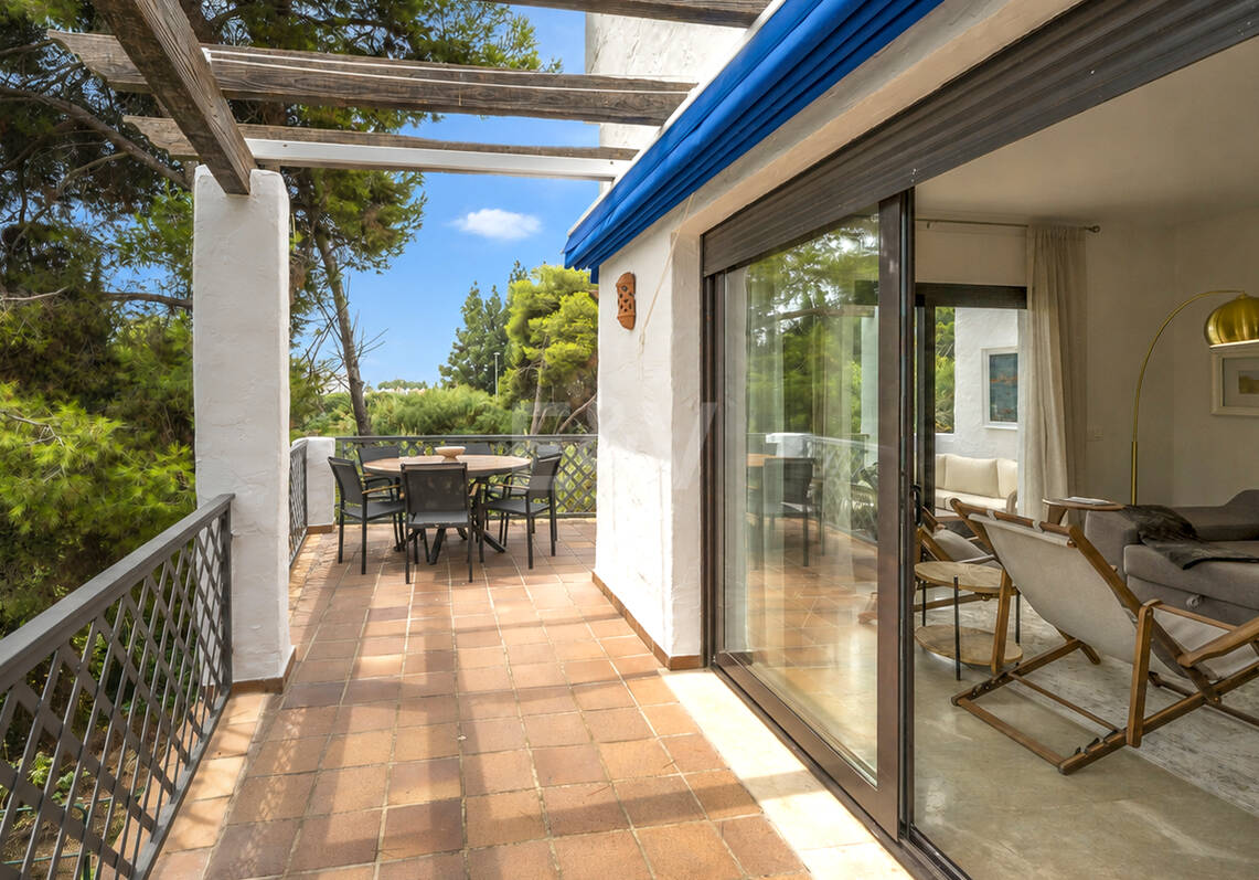 Apartamento en Primera Línea de Golf con Vistas Panorámicas y andando de la Playa – Río Real, Marbella