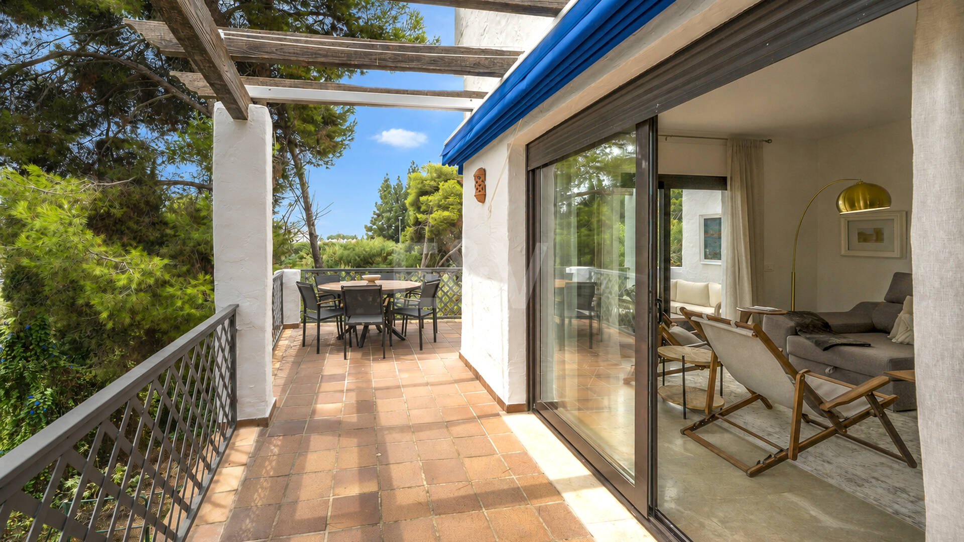 Apartamento en Primera Línea de Golf con Vistas Panorámicas y andando de la Playa – Río Real, Marbella