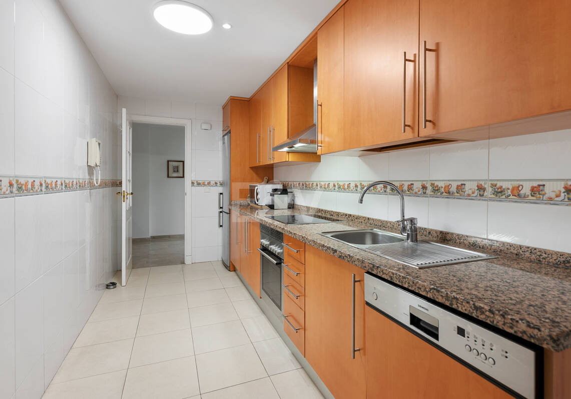 Apartamento en Primera Línea de Golf con Vistas Panorámicas y andando de la Playa – Río Real, Marbella