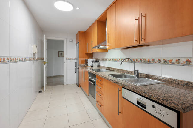 Apartamento en Primera Línea de Golf con Vistas Panorámicas y andando de la Playa – Río Real, Marbella