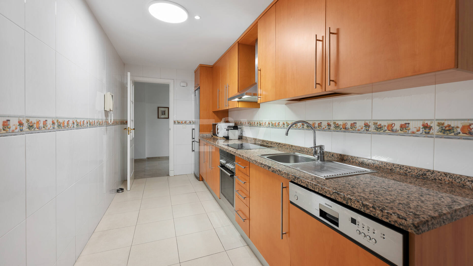 Apartamento en Primera Línea de Golf con Vistas Panorámicas y andando de la Playa – Río Real, Marbella