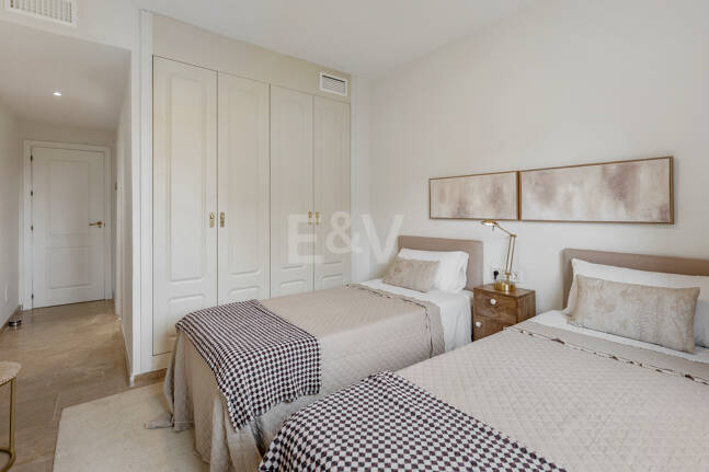 Apartamento en Primera Línea de Golf con Vistas Panorámicas y andando de la Playa – Río Real, Marbella