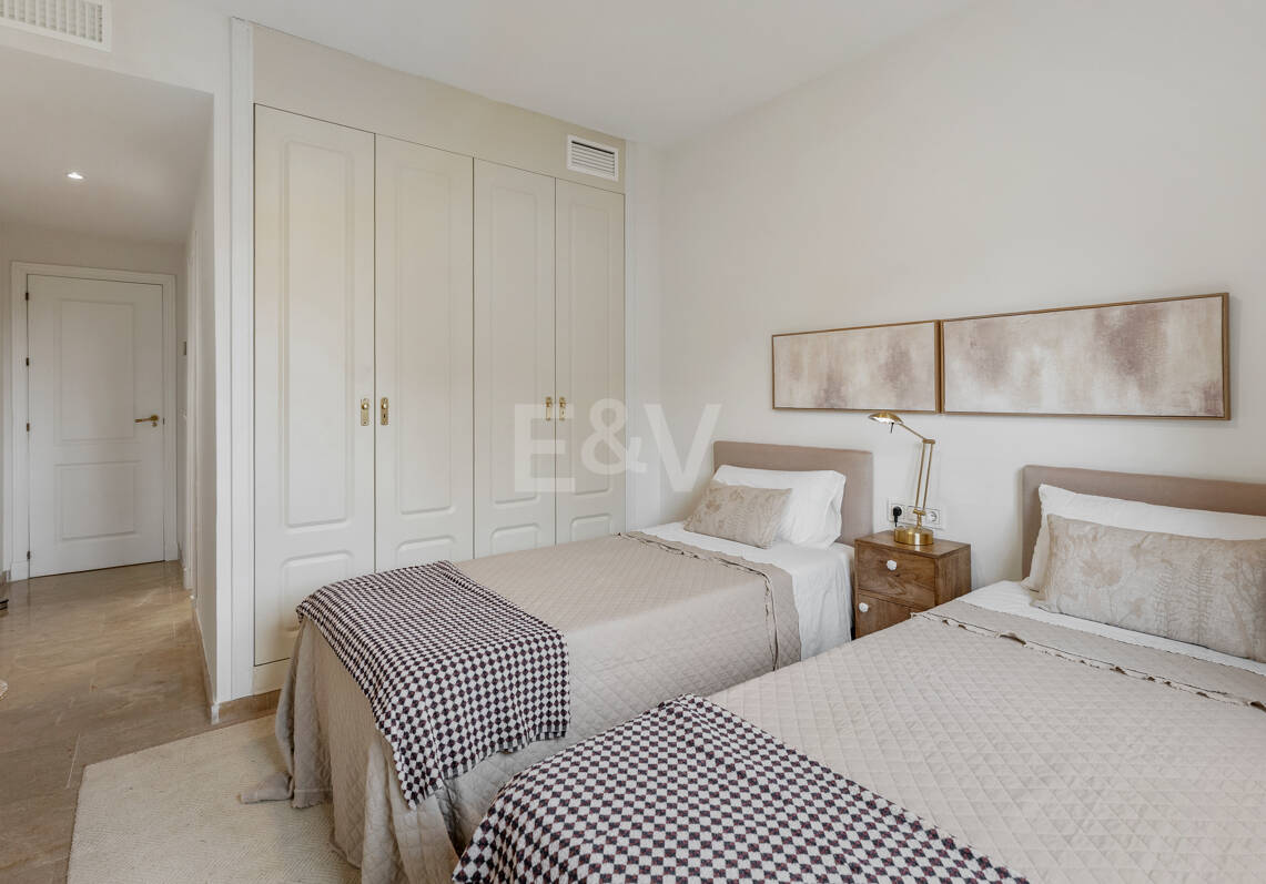 Apartamento en Primera Línea de Golf con Vistas Panorámicas y andando de la Playa – Río Real, Marbella