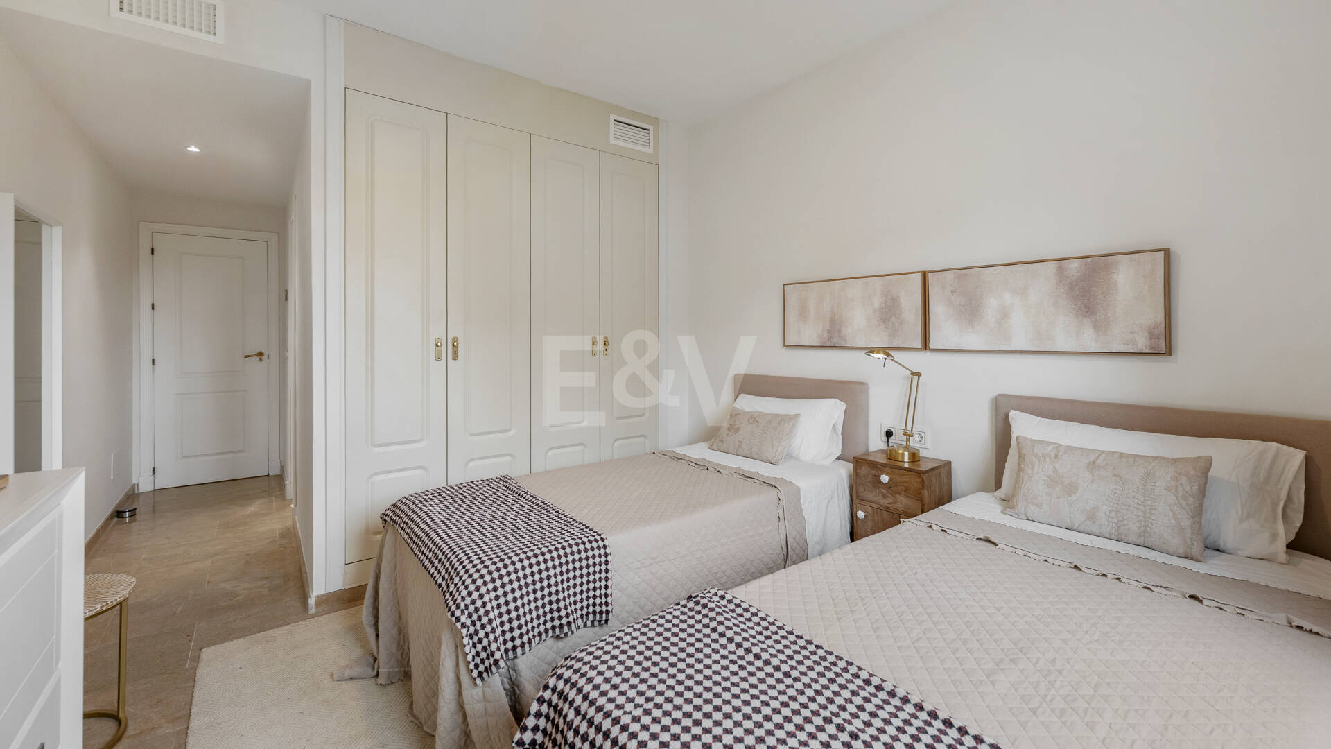 Apartamento en Primera Línea de Golf con Vistas Panorámicas y andando de la Playa – Río Real, Marbella