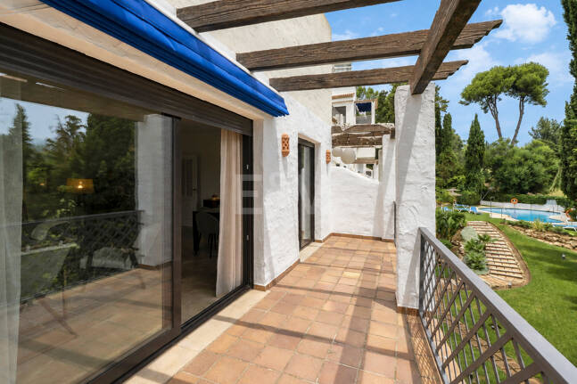 Apartamento en Primera Línea de Golf con Vistas Panorámicas y andando de la Playa – Río Real, Marbella