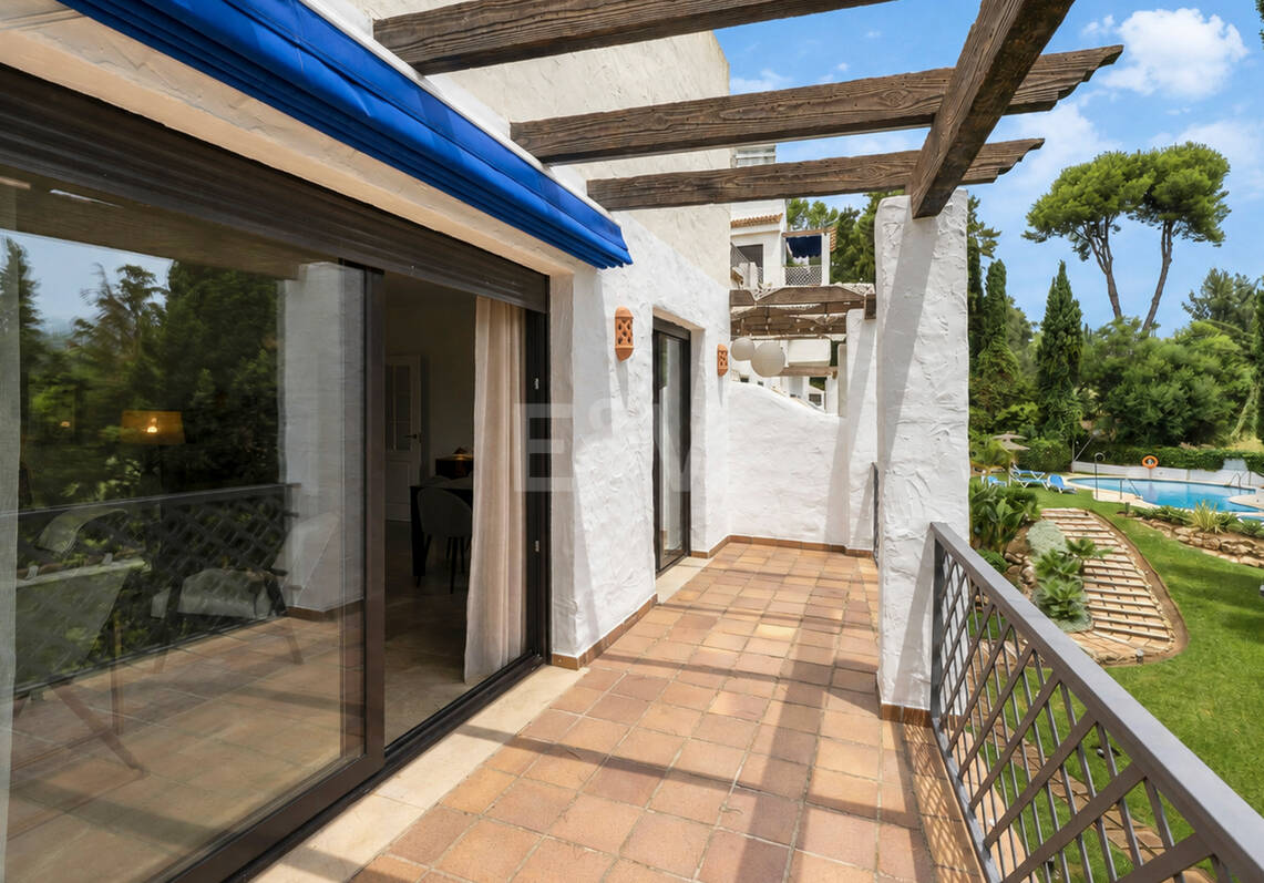 Apartamento en Primera Línea de Golf con Vistas Panorámicas y andando de la Playa – Río Real, Marbella