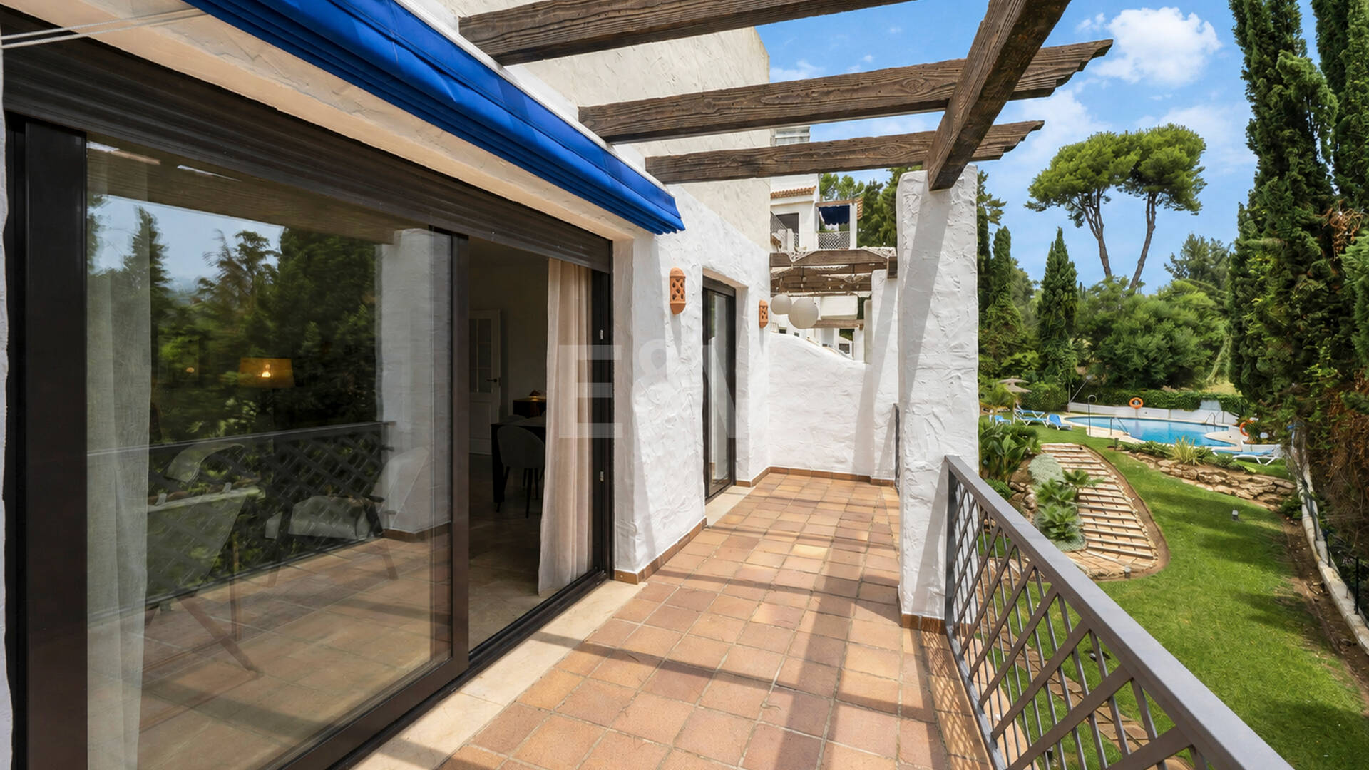 Apartamento en Primera Línea de Golf con Vistas Panorámicas y andando de la Playa – Río Real, Marbella