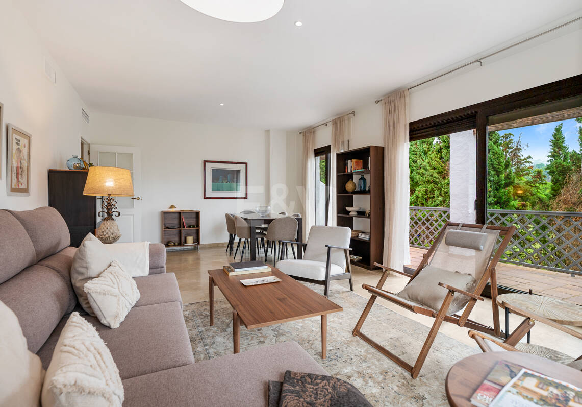 Apartamento en Primera Línea de Golf con Vistas Panorámicas y andando de la Playa – Río Real, Marbella