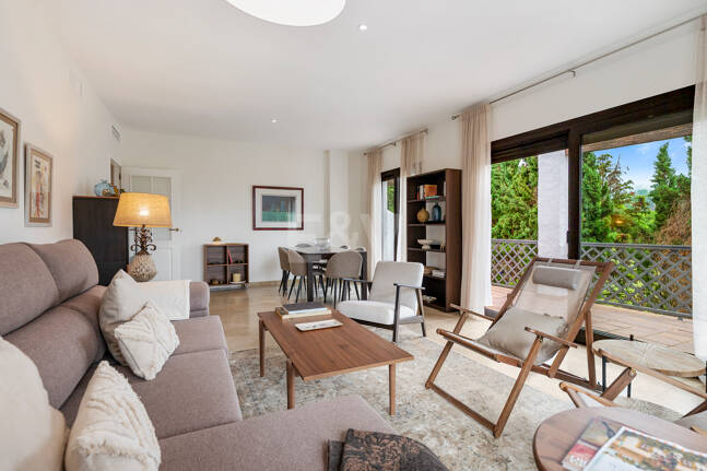 Apartamento en Primera Línea de Golf con Vistas Panorámicas y andando de la Playa – Río Real, Marbella