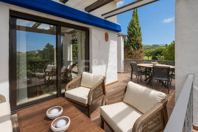 Apartamento en Primera Línea de Golf con Vistas Panorámicas y andando de la Playa – Río Real, Marbella