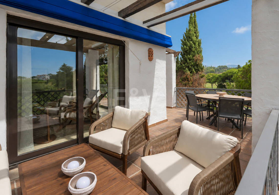Apartamento en Primera Línea de Golf con Vistas Panorámicas y andando de la Playa – Río Real, Marbella