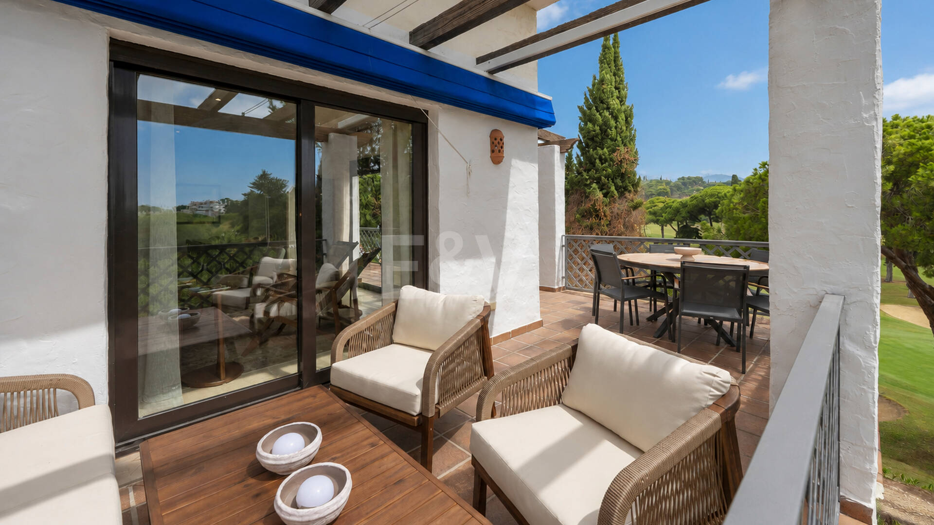 Apartamento en Primera Línea de Golf con Vistas Panorámicas y andando de la Playa – Río Real, Marbella