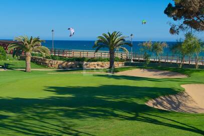 Apartamento en Primera Línea de Golf con Vistas Panorámicas y andando de la Playa – Río Real, Marbella