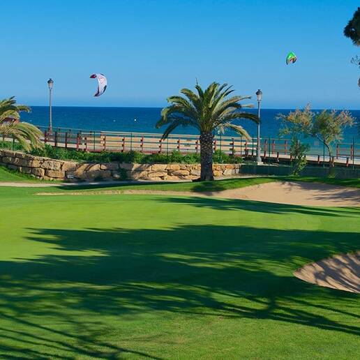 Apartamento en Primera Línea de Golf con Vistas Panorámicas y andando de la Playa – Río Real, Marbella