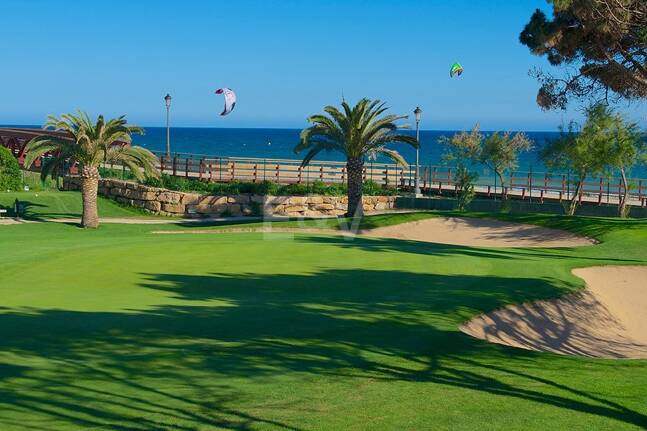 Apartamento en Primera Línea de Golf con Vistas Panorámicas y andando de la Playa – Río Real, Marbella