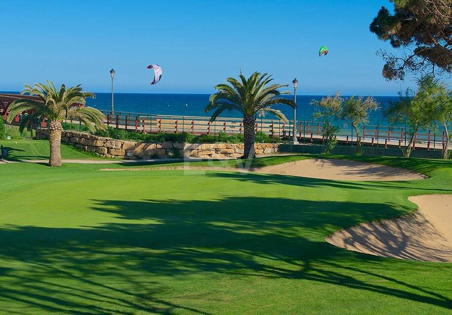 Apartamento en Primera Línea de Golf con Vistas Panorámicas y andando de la Playa – Río Real, Marbella
