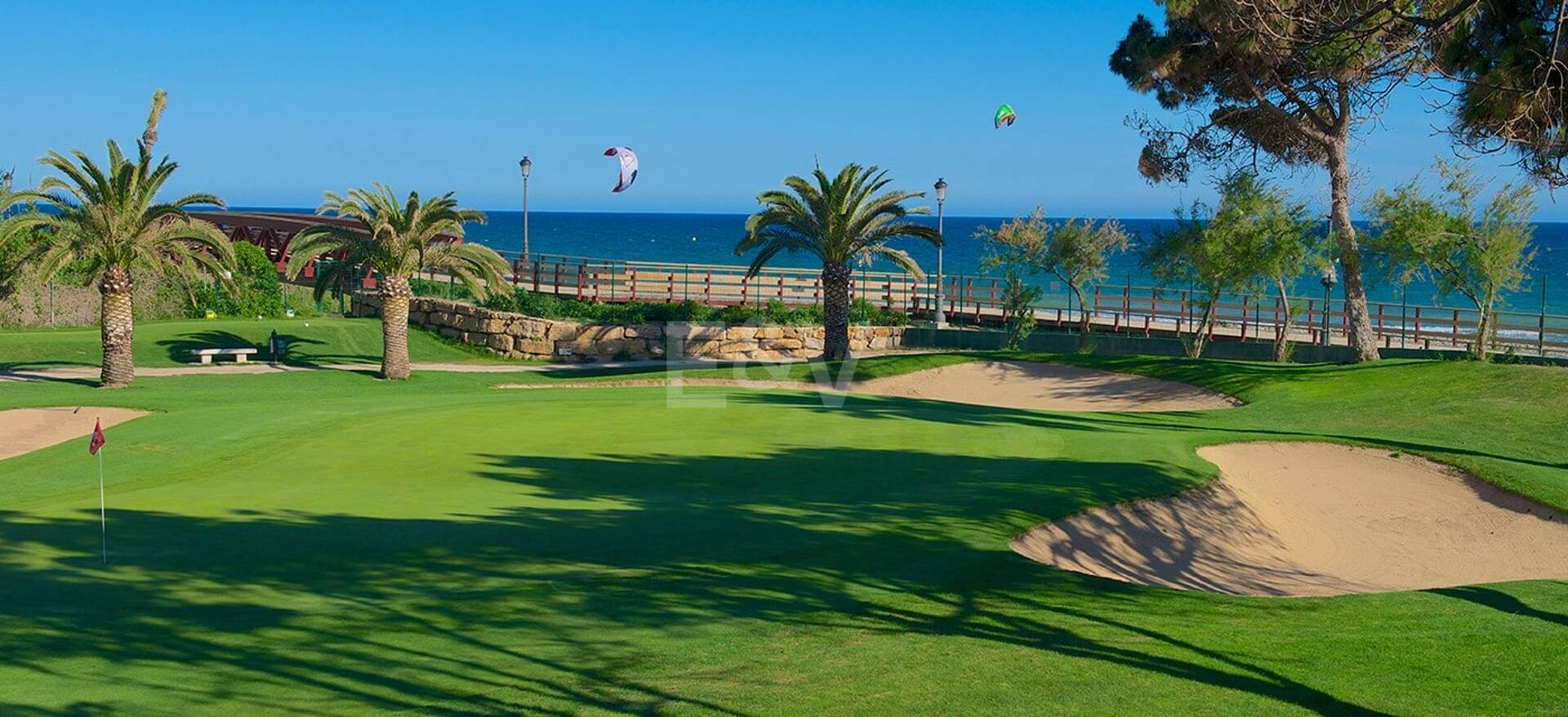 Apartamento en Primera Línea de Golf con Vistas Panorámicas y andando de la Playa – Río Real, Marbella