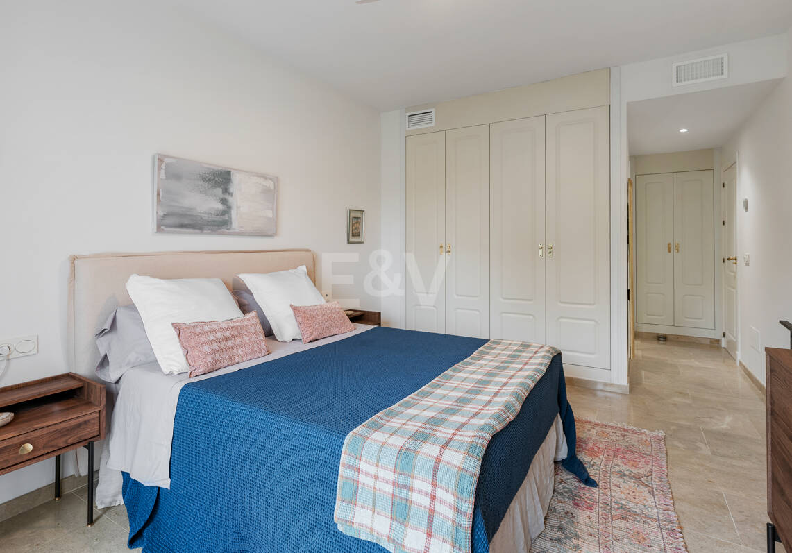 Apartamento en Primera Línea de Golf con Vistas Panorámicas y andando de la Playa – Río Real, Marbella