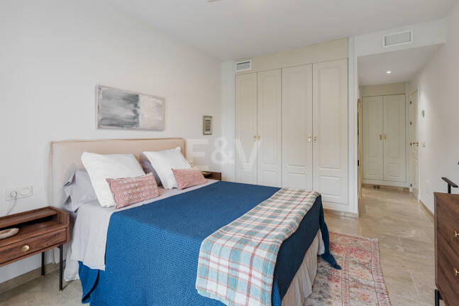Apartamento en Primera Línea de Golf con Vistas Panorámicas y andando de la Playa – Río Real, Marbella