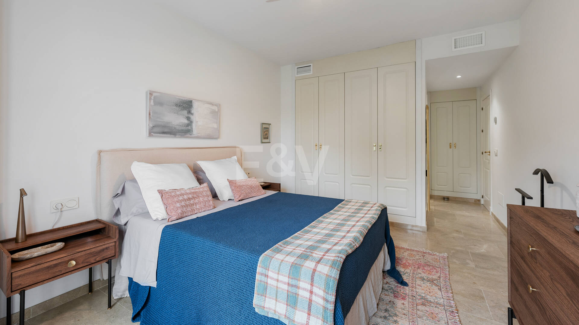 Apartamento en Primera Línea de Golf con Vistas Panorámicas y andando de la Playa – Río Real, Marbella
