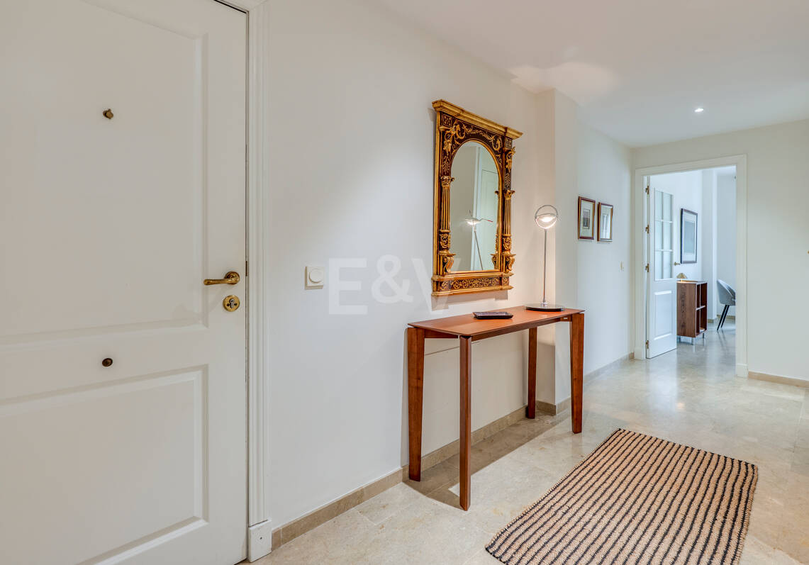 Apartamento en Primera Línea de Golf con Vistas Panorámicas y andando de la Playa – Río Real, Marbella