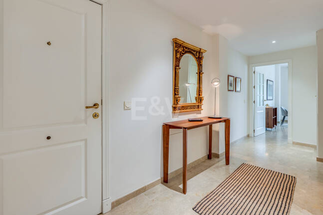 Apartamento en Primera Línea de Golf con Vistas Panorámicas y andando de la Playa – Río Real, Marbella