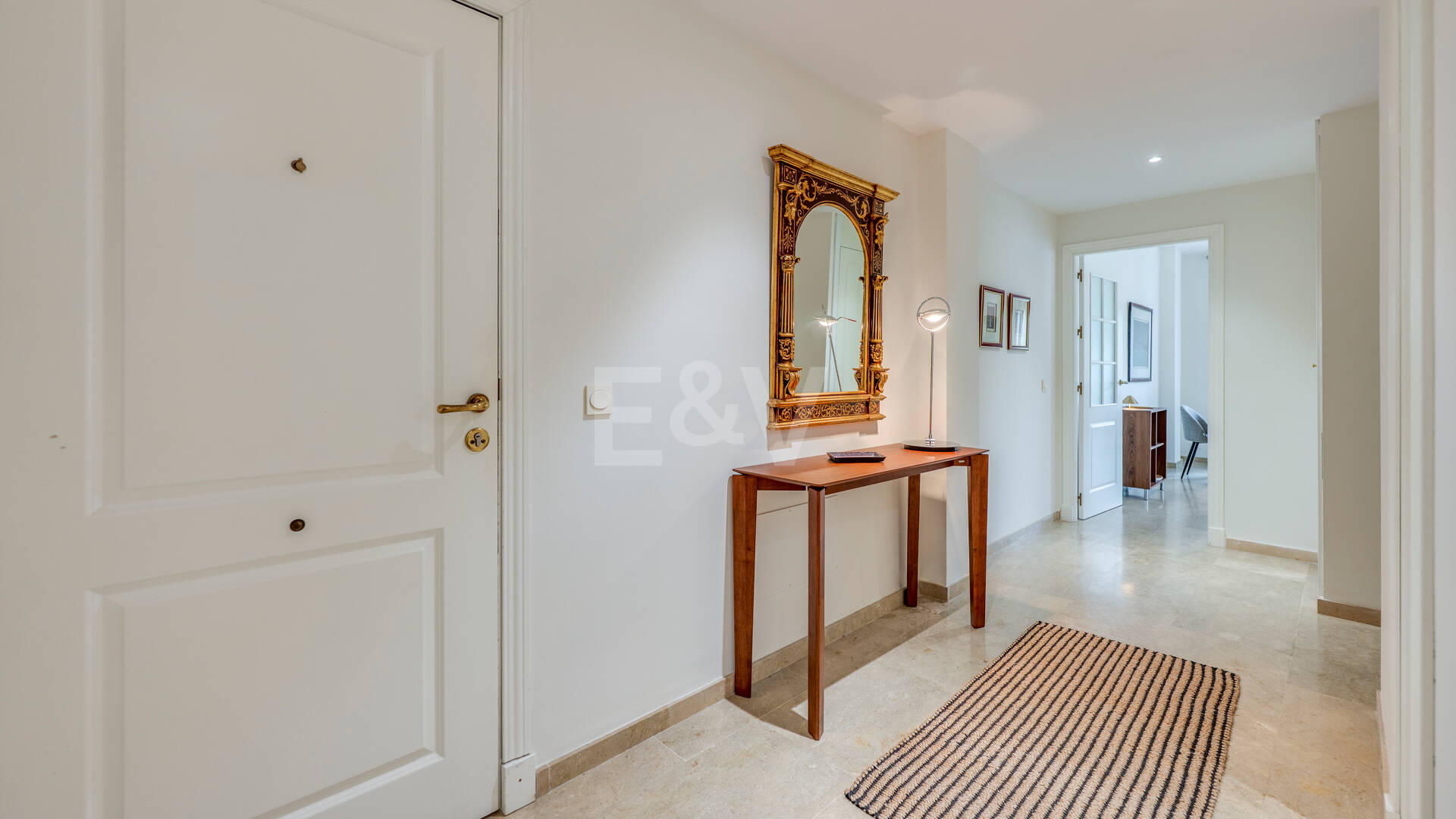 Apartamento en Primera Línea de Golf con Vistas Panorámicas y andando de la Playa – Río Real, Marbella