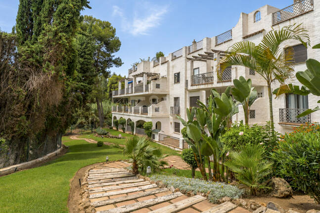 Apartamento en Primera Línea de Golf con Vistas Panorámicas y andando de la Playa – Río Real, Marbella