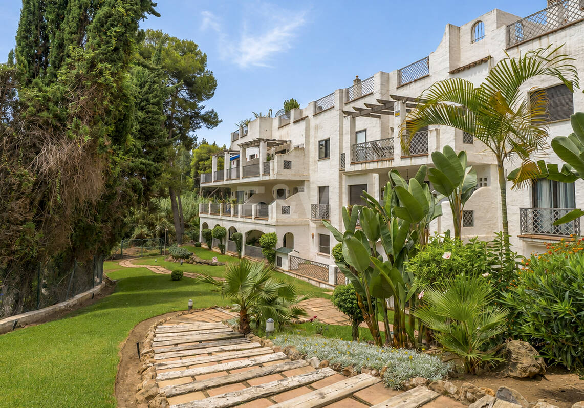 Apartamento en Primera Línea de Golf con Vistas Panorámicas y andando de la Playa – Río Real, Marbella