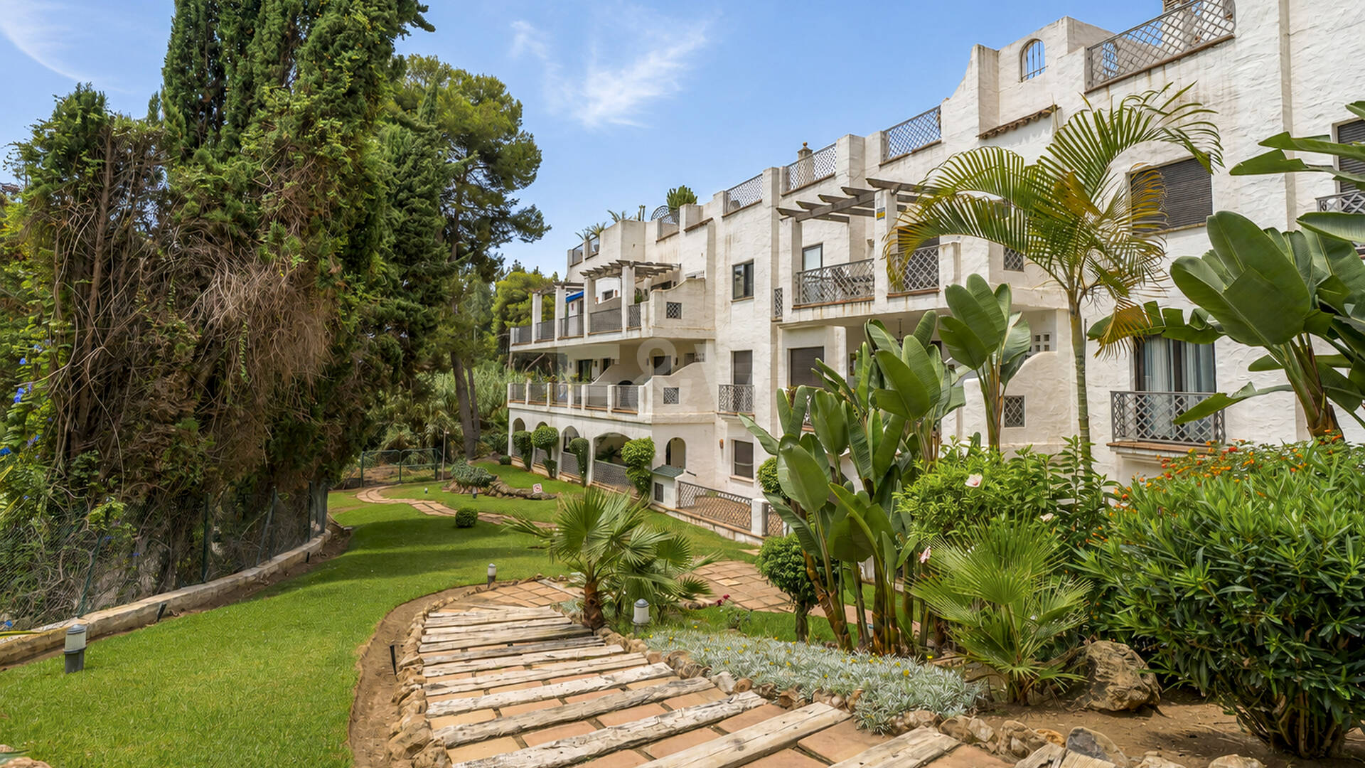Apartamento en Primera Línea de Golf con Vistas Panorámicas y andando de la Playa – Río Real, Marbella