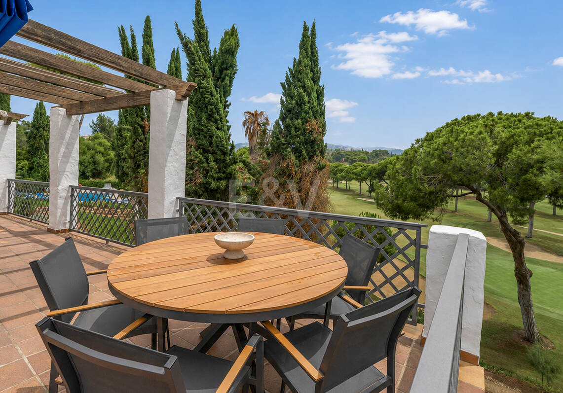 Apartamento en Primera Línea de Golf con Vistas Panorámicas y andando de la Playa – Río Real, Marbella