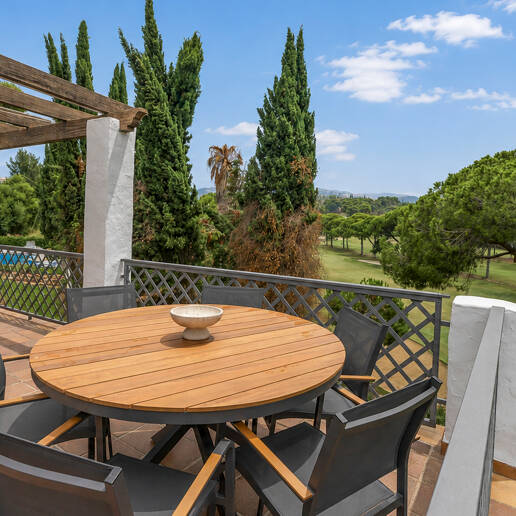 Apartamento en Primera Línea de Golf con Vistas Panorámicas y andando de la Playa – Río Real, Marbella