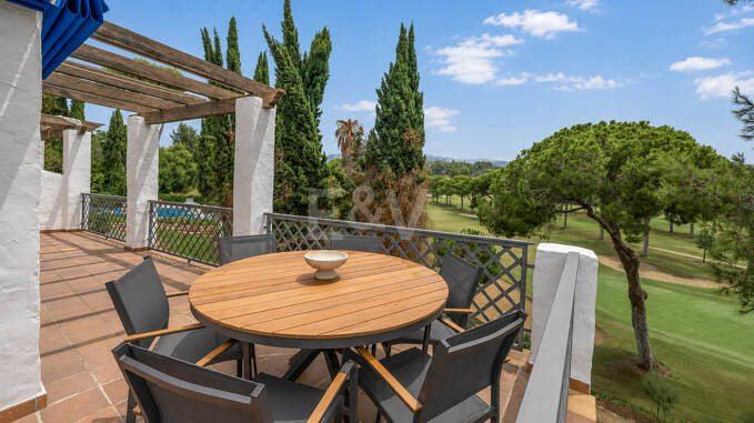 Apartamento en Primera Línea de Golf con Vistas Panorámicas y andando de la Playa – Río Real, Marbella