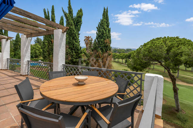 Apartamento en Primera Línea de Golf con Vistas Panorámicas y andando de la Playa – Río Real, Marbella